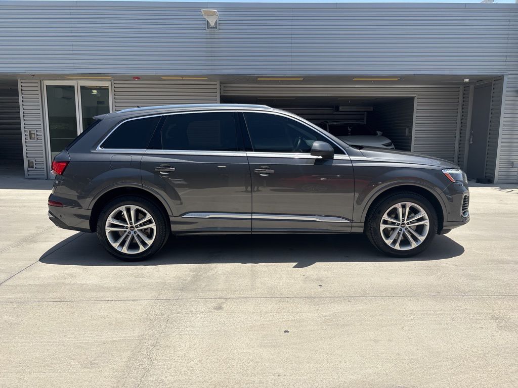 2025 Audi Q7 55 Premium Plus photo 4