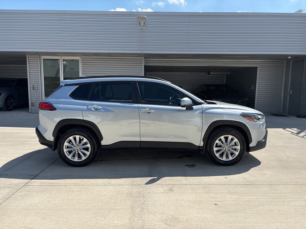 2023 Toyota Corolla Cross LE photo 4