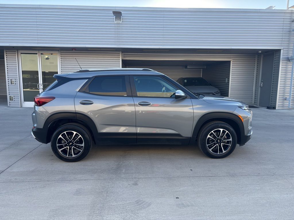2024 Chevrolet Trailblazer LT photo 3