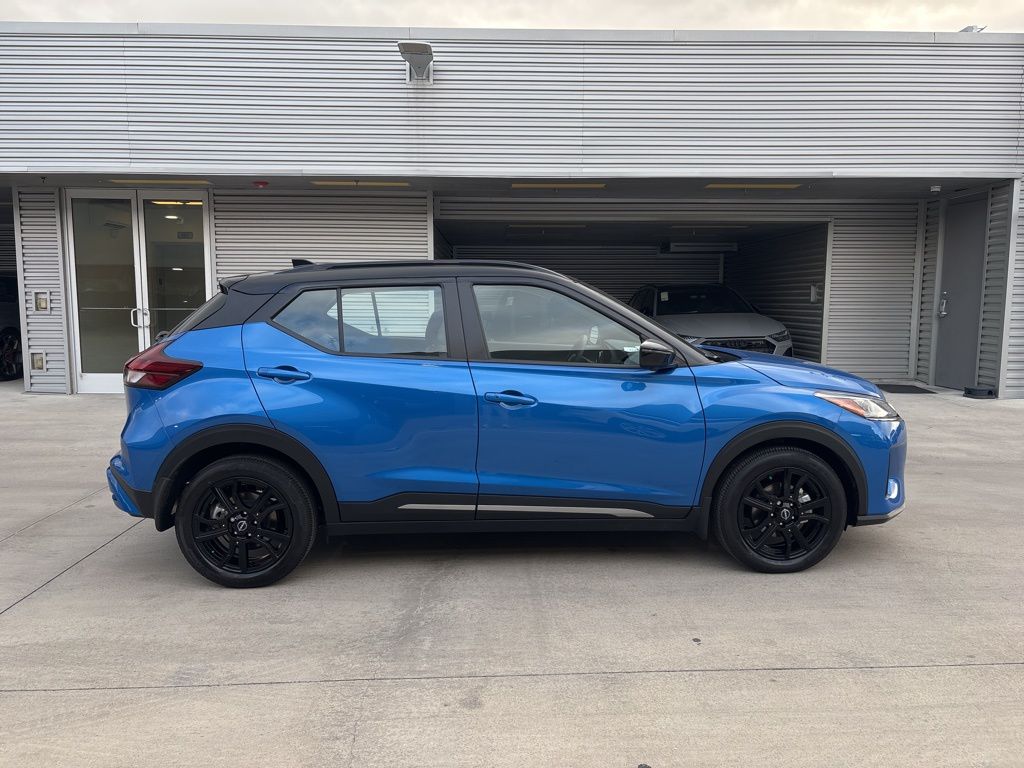 2023 Nissan Kicks SR photo 4