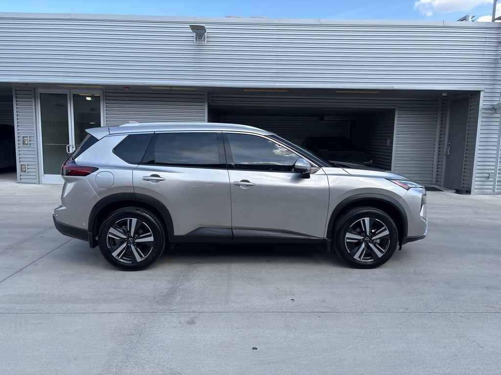 2025 Nissan Rogue SL photo 3