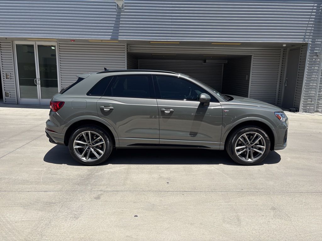 2025 Audi Q3 45 TFSI S line Premium photo 4