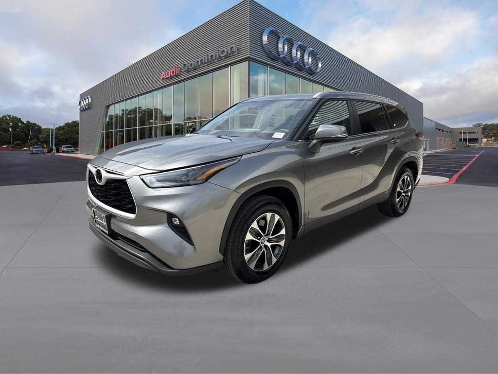 Used 2025 Toyota Highlander XLE SUV