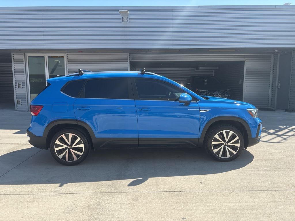 2022 Volkswagen Taos SE photo 3