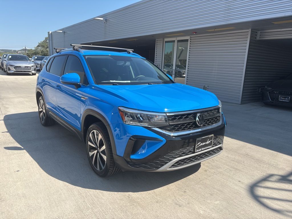 2022 Volkswagen Taos SE photo 2