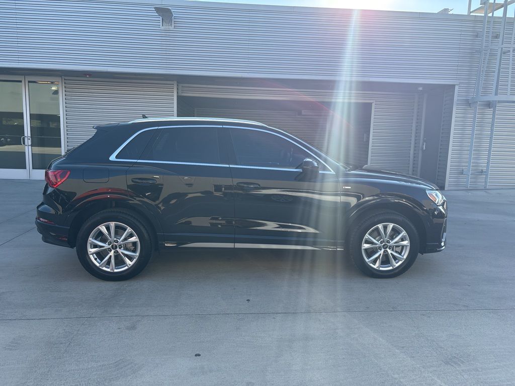 2025 Audi Q3 45 TFSI S line Premium photo 3