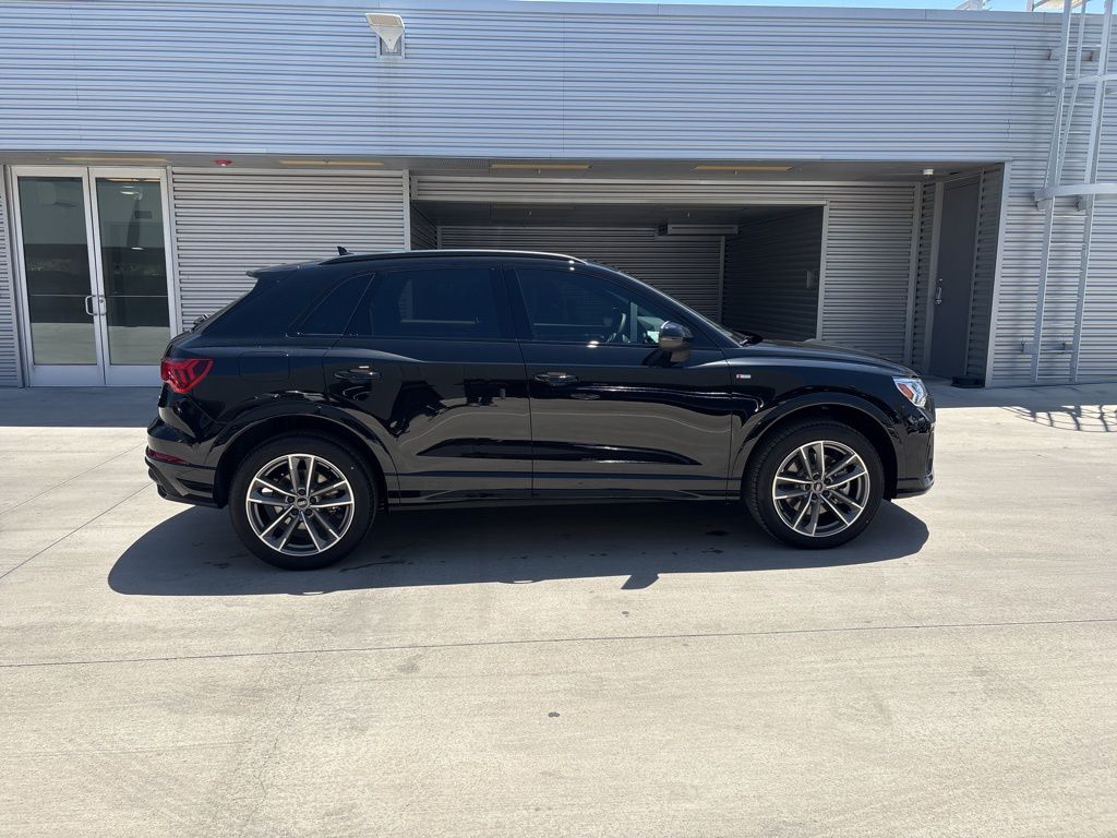 2025 Audi Q3 45 TFSI S line Premium photo 4