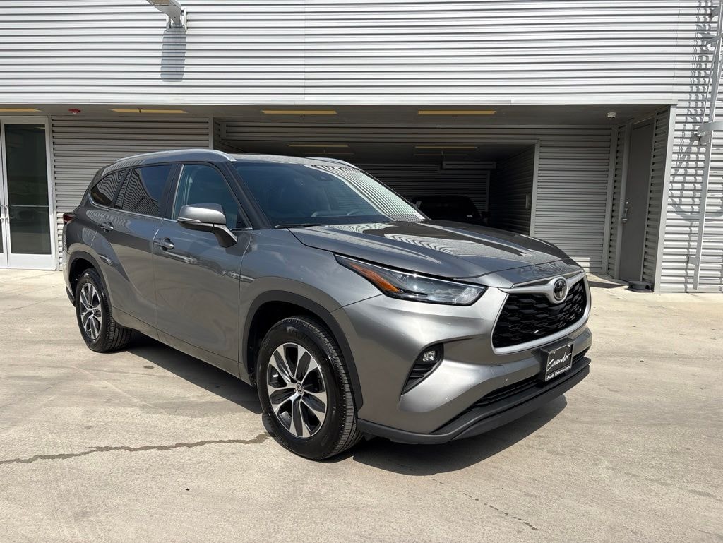 Used 2025 Toyota Highlander XLE SUV