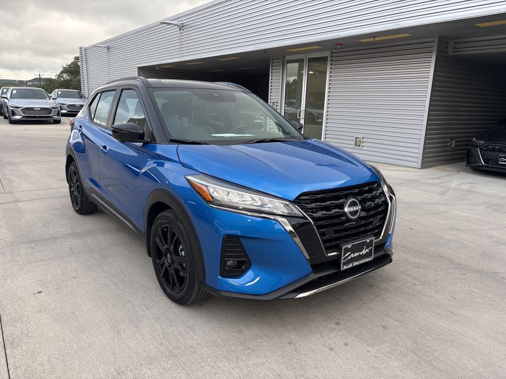 2023 Nissan Kicks SR photo 3