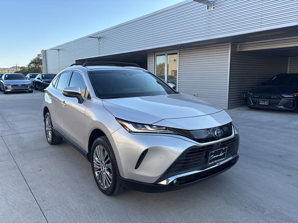 2022 Toyota Venza photo 3