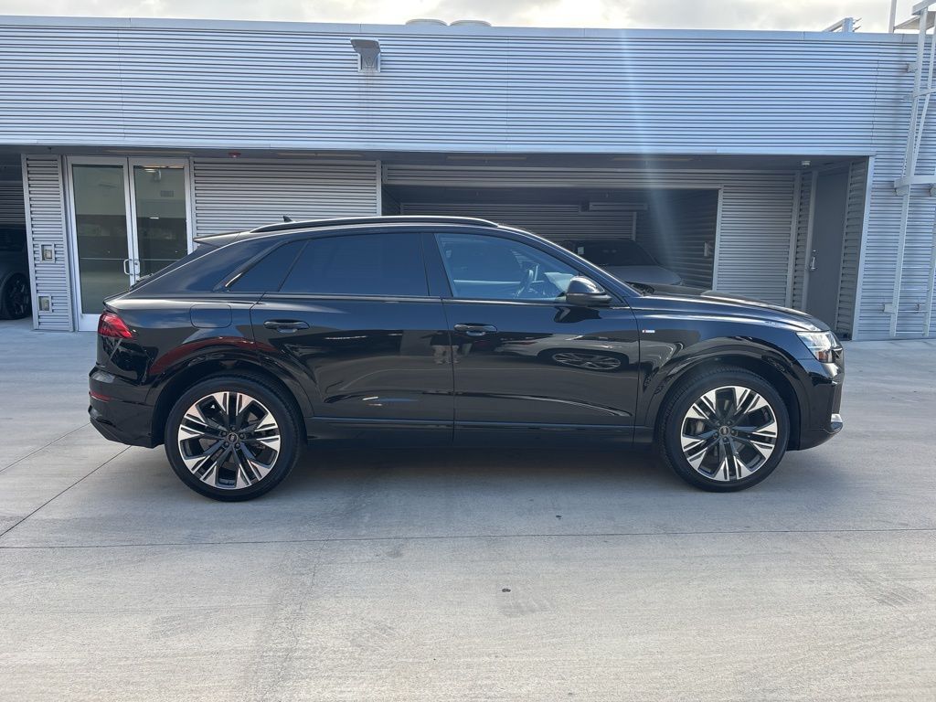 2025 Audi Q8 55 Premium Plus photo 3
