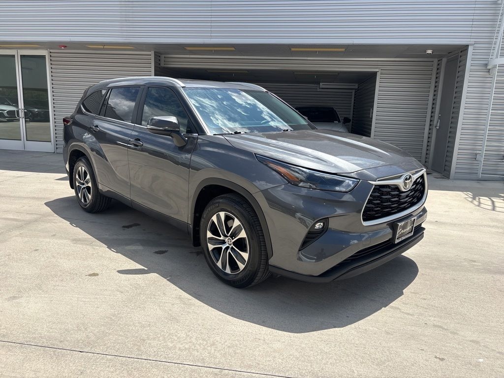 Used 2025 Toyota Highlander XLE SUV