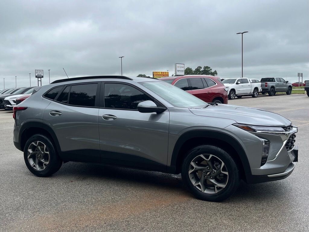 Used 2024 Chevrolet Trax LT Blackout SUV