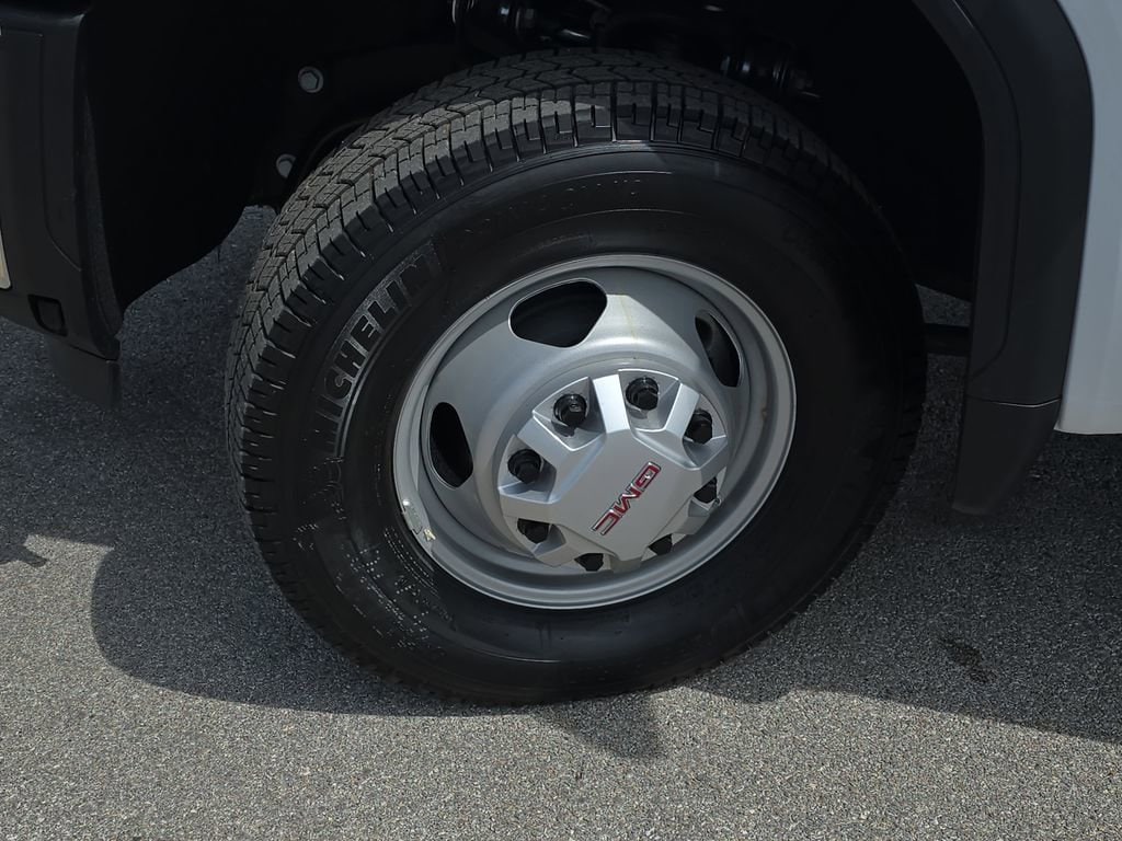 2025 GMC Sierra 3500 Chassis Cab Pro - Photo 30