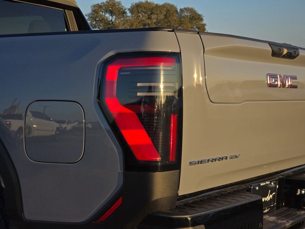 2026 GMC Sierra EV Elevation - Photo 31