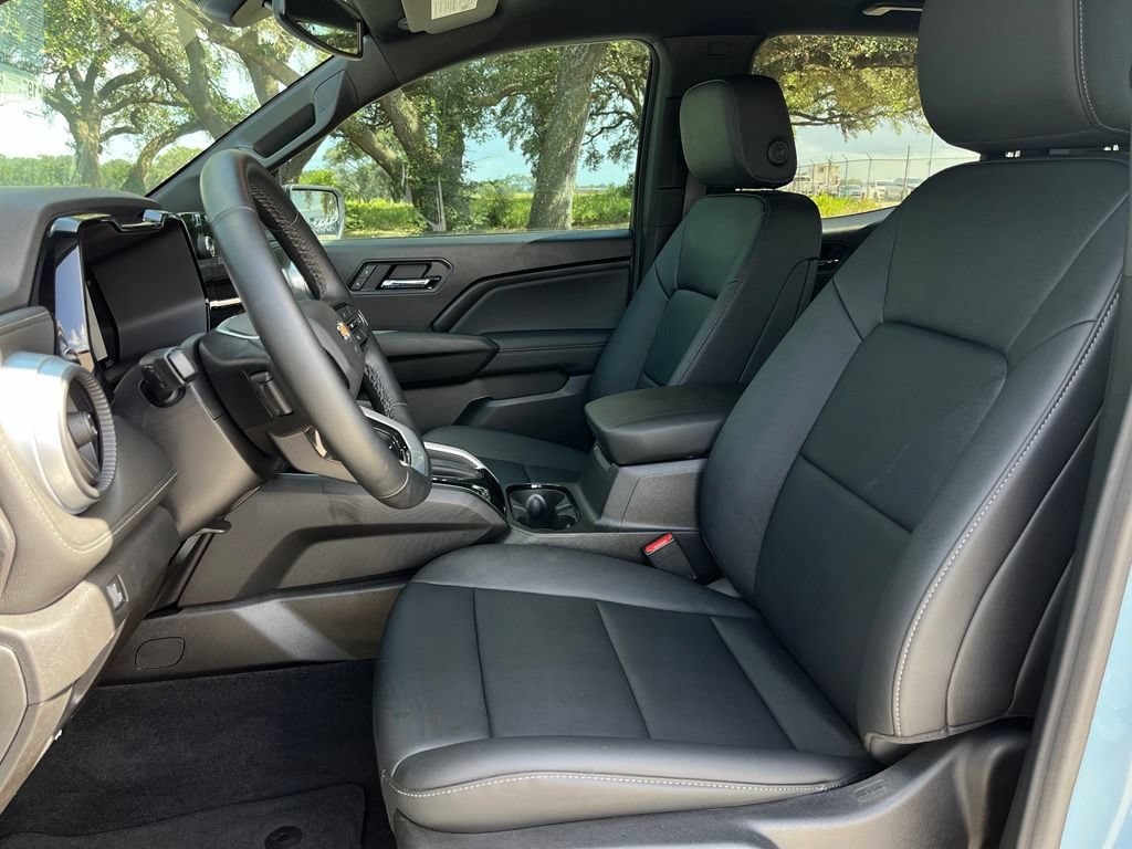 2025 Chevrolet Colorado LT - Photo 13