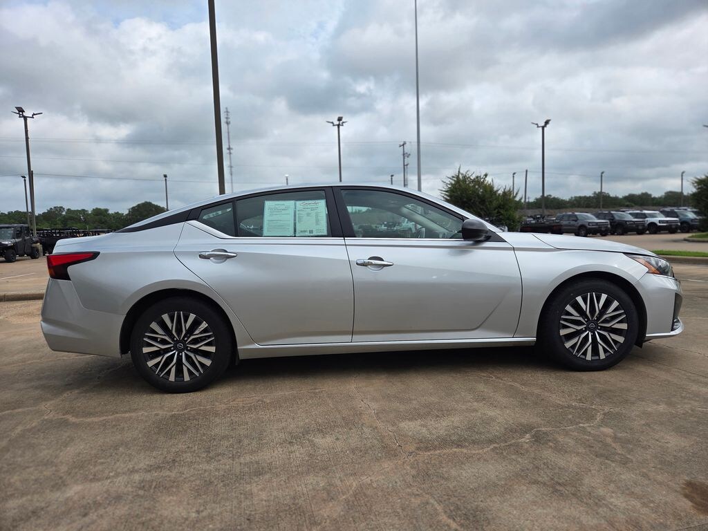 Used 2024 Nissan Altima 2.5 SV Sedan