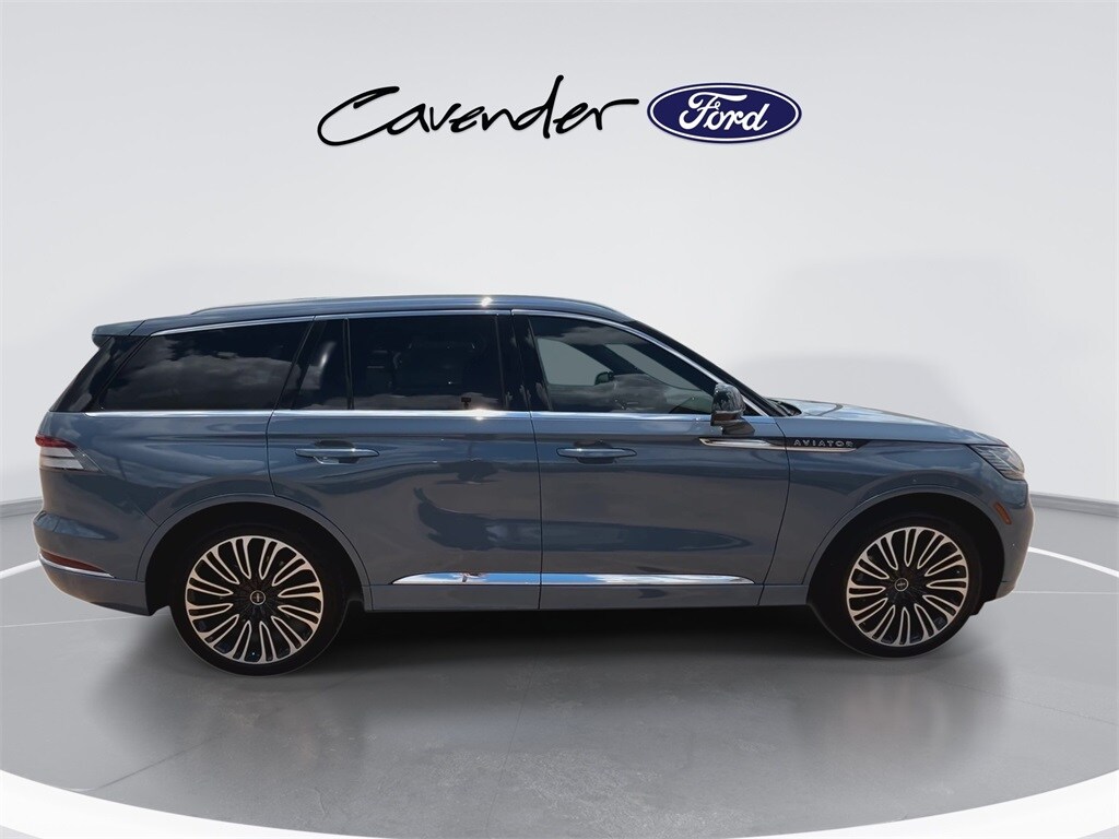 2025 Lincoln Aviator Black Label photo 2