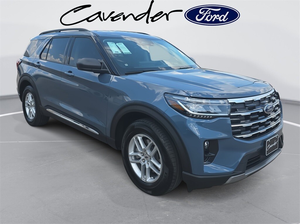 2025 Ford Explorer photo 2