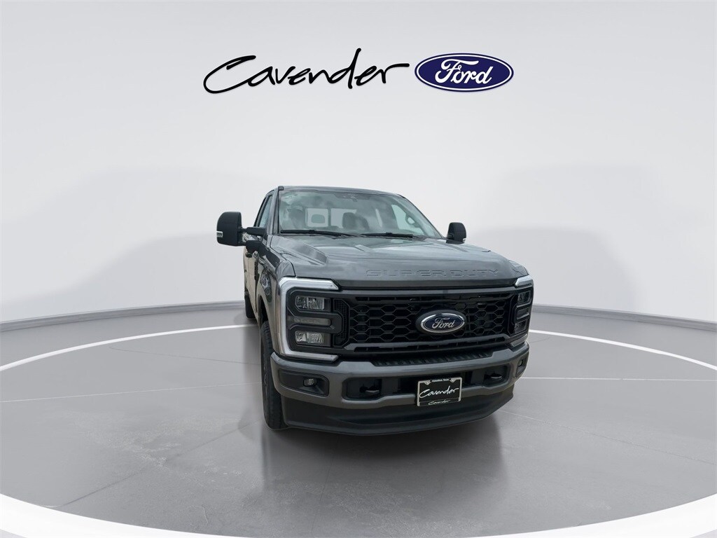 2025 Ford F-350 photo 3