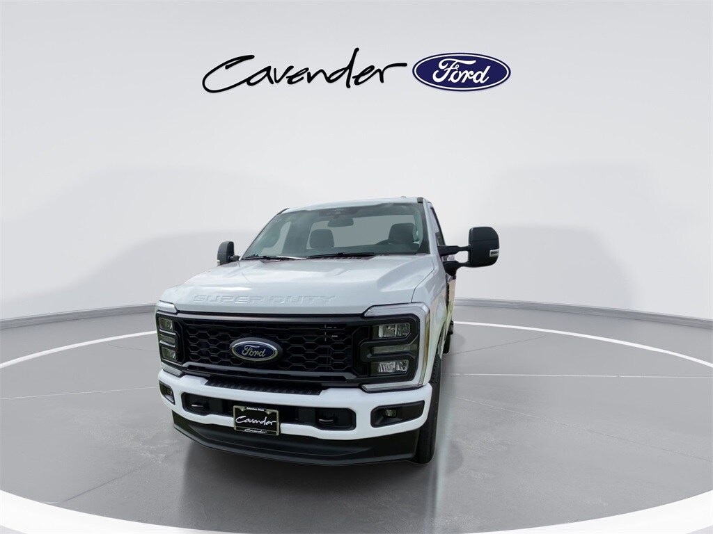 2025 Ford F-350 photo 3