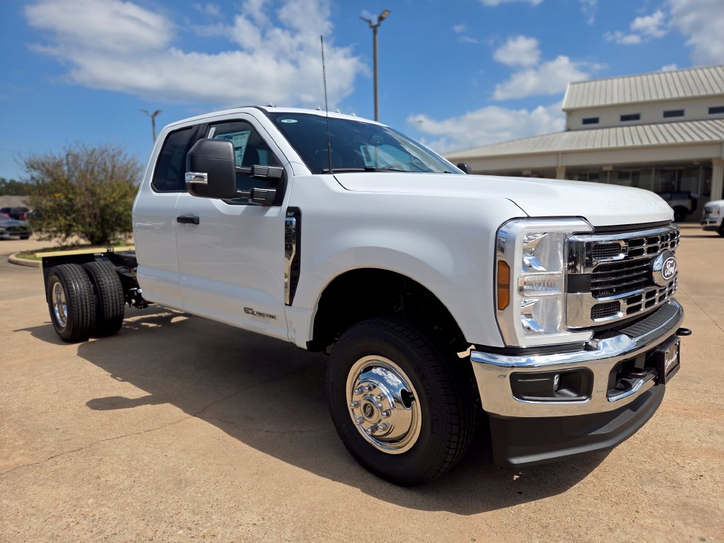 New 2027 Ford Super Duty F-350 XLT Chassis Cab Chassis