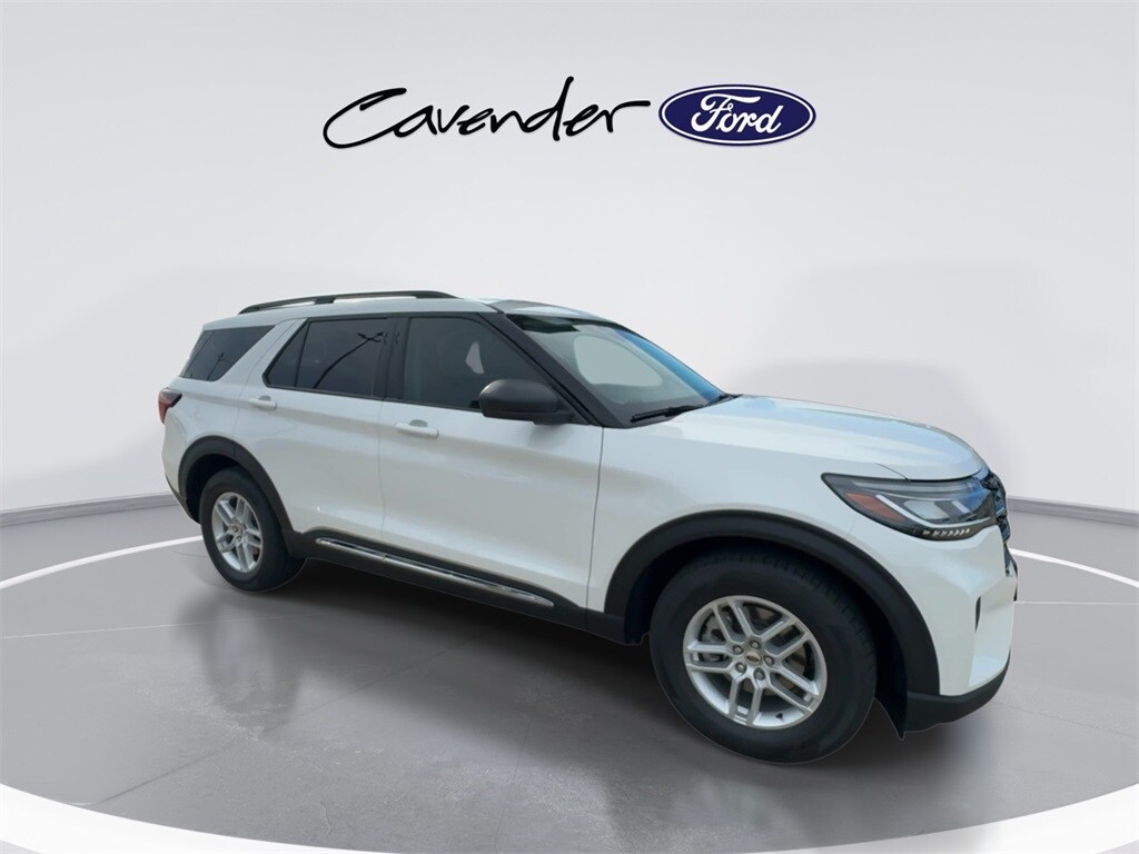 2025 Ford Explorer photo 2
