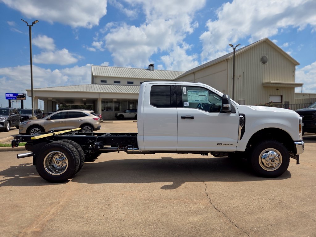 New 2027 Ford Super Duty F-350 XLT Chassis Cab Chassis