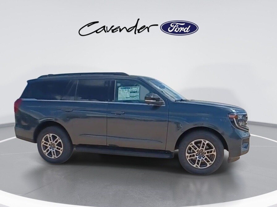 2025 Ford Expedition photo 2