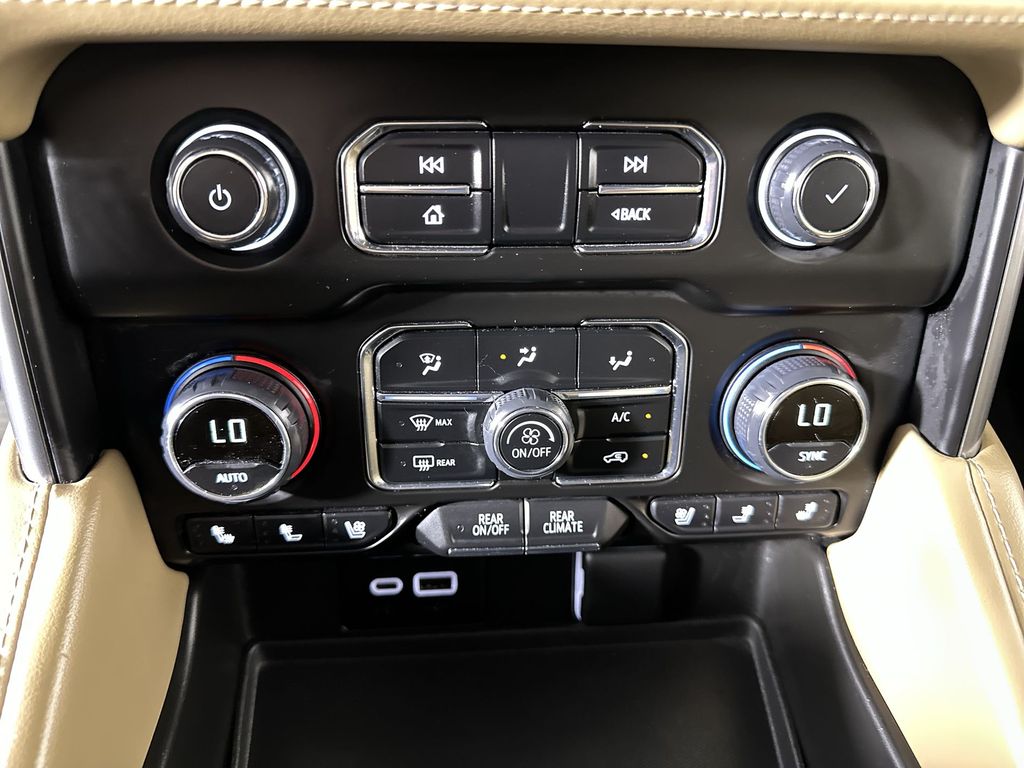 2024 Chevrolet Suburban Premier - Photo 17
