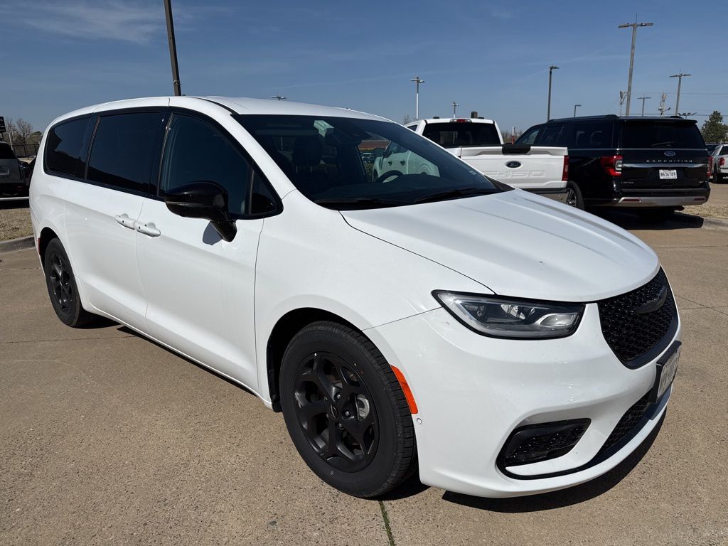 2024 Chrysler Pacifica PHEV Select