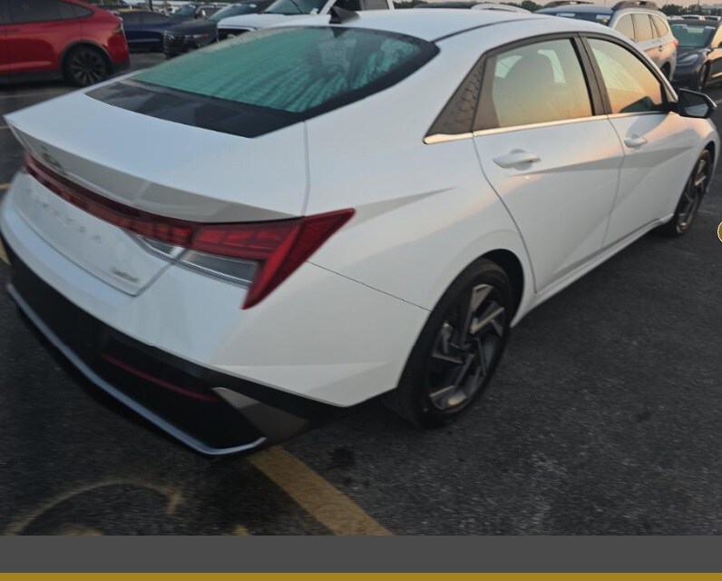 2024 Hyundai Elantra Limited photo 2