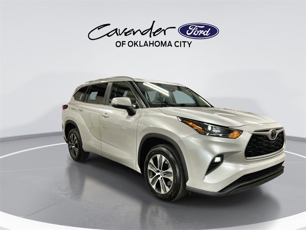2024 Toyota Highlander XLE photo 2
