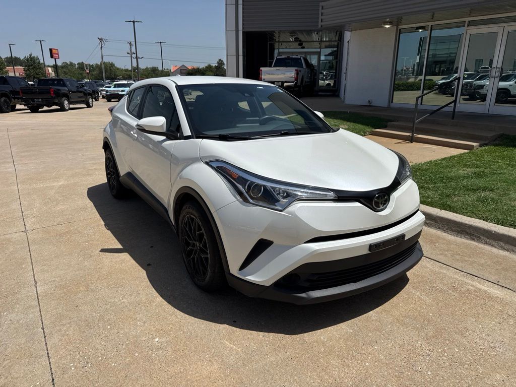 2019 Toyota C-HR LE's photo