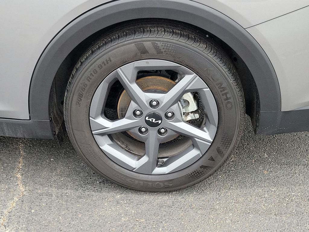 2025 Kia K4 LXS - Photo 11
