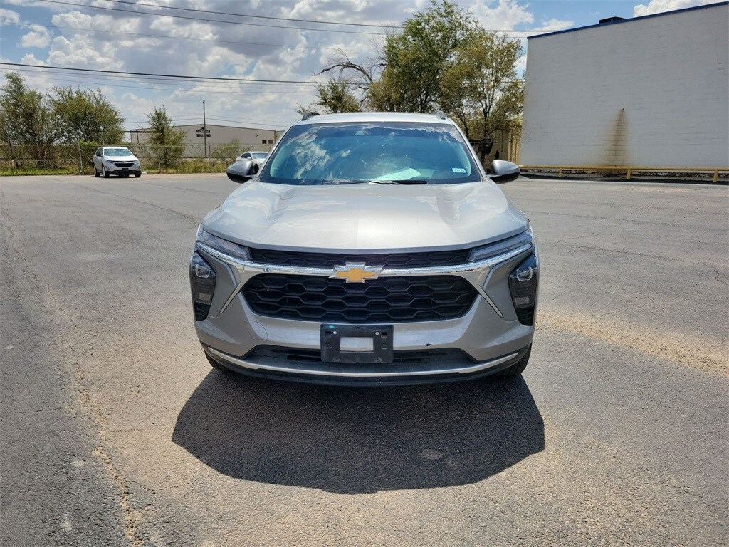 2024 Chevrolet Trax LT photo 2