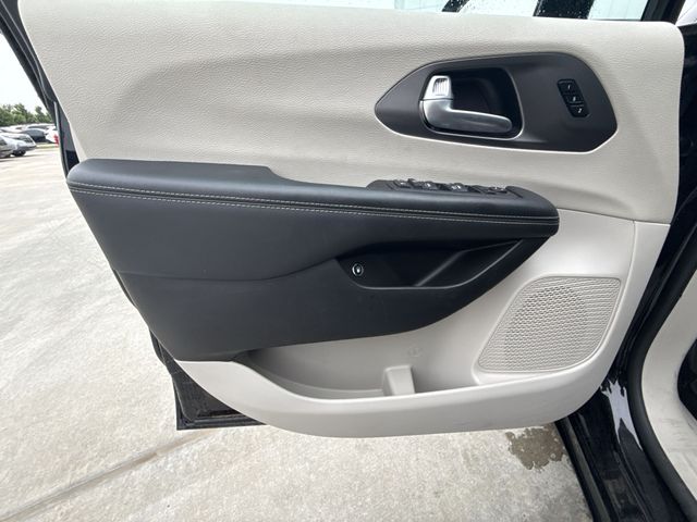 2024 Chrysler Pacifica PHEV Select - Photo 13