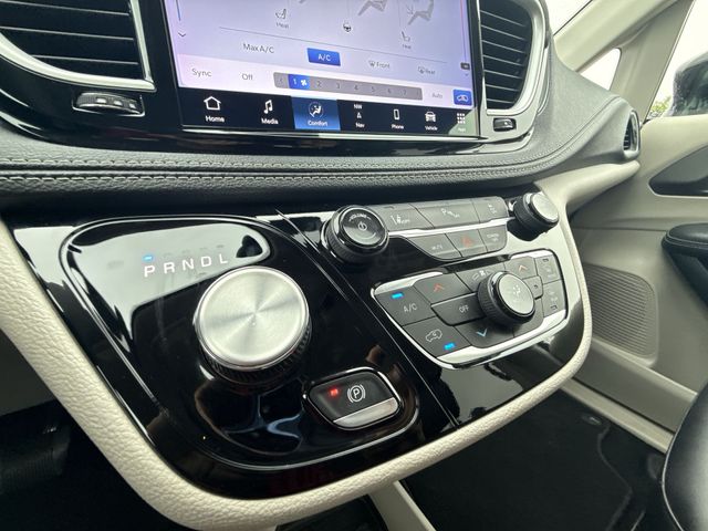2024 Chrysler Pacifica PHEV Select - Photo 20