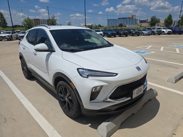 2024 Buick Encore GX Sport Touring photo 2