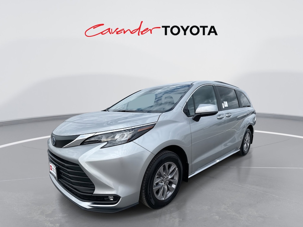 2025 Toyota Sienna XLE photo 2