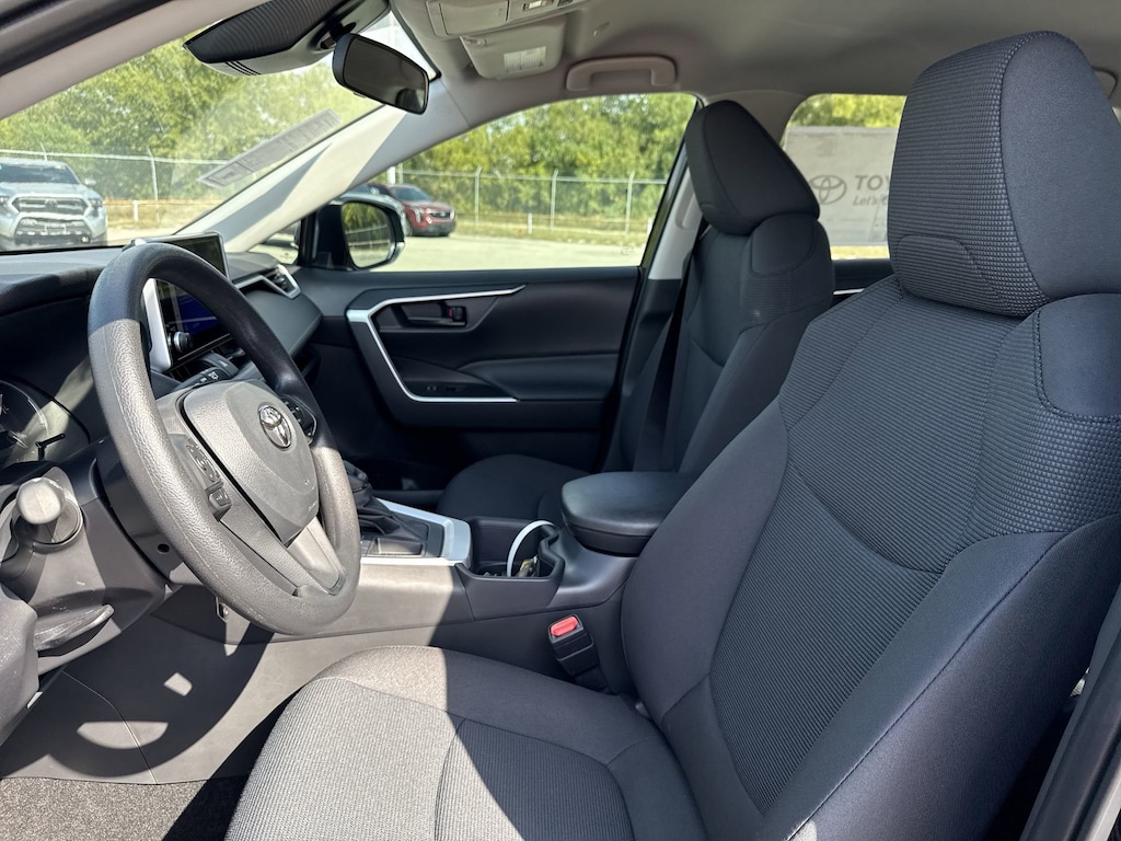 2025 Toyota RAV4 LE photo 12
