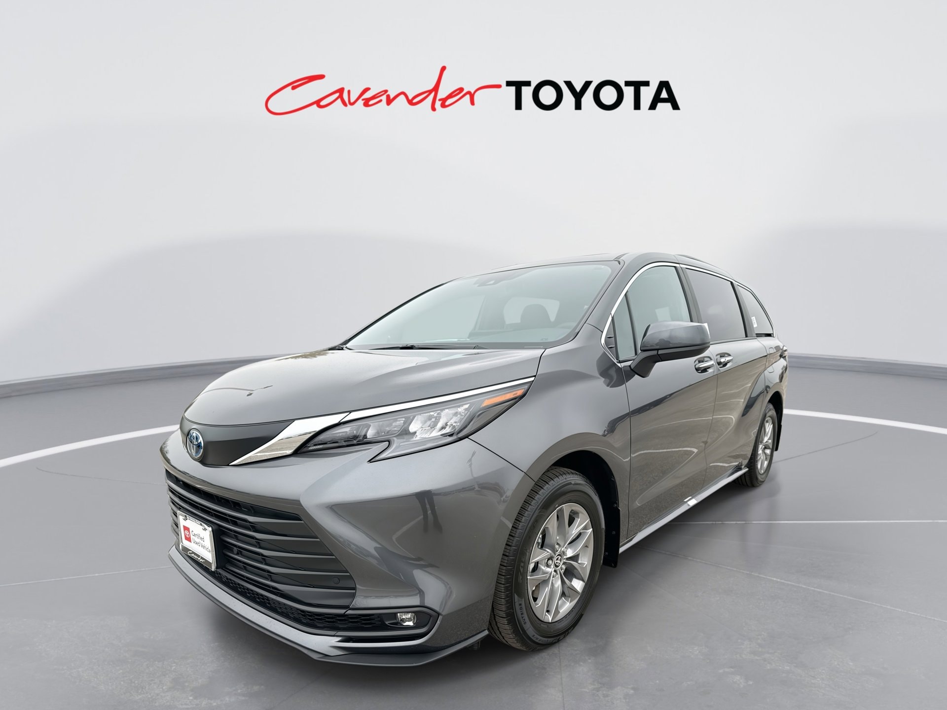 2025 Toyota Sienna XLE's photo