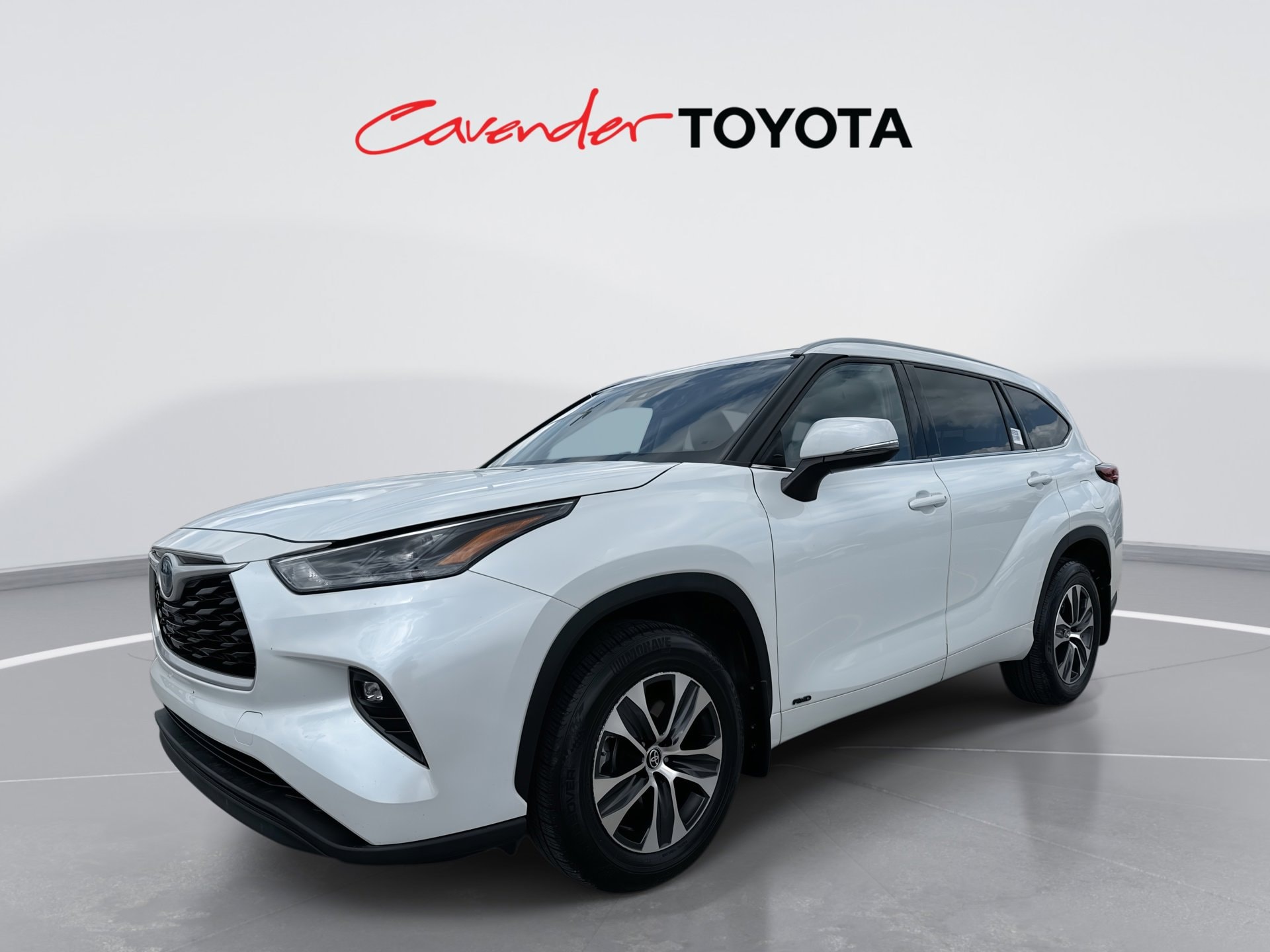 White (Wind Chill Pearl) 2022 Toyota Highlander Hybrid XLE AWD SUV / Crossover All-Wheel Drive Continuously Variable Transmission