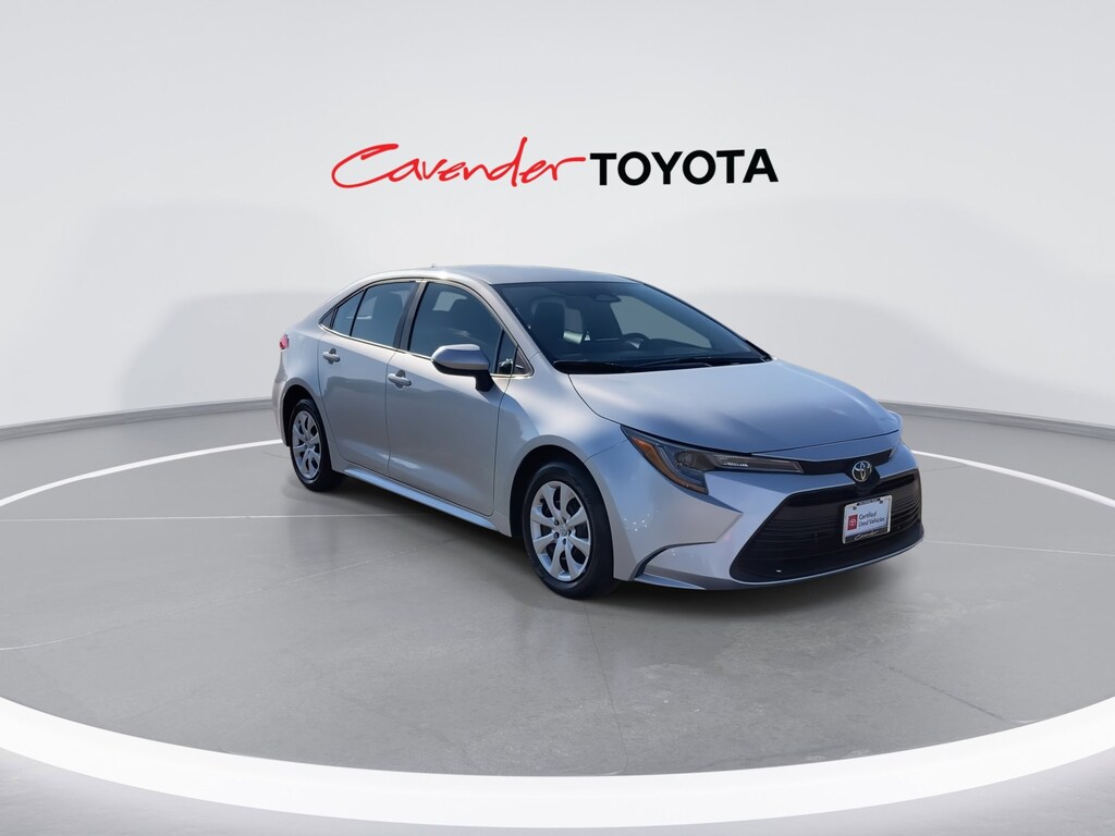 2025 Toyota Corolla LE photo 3