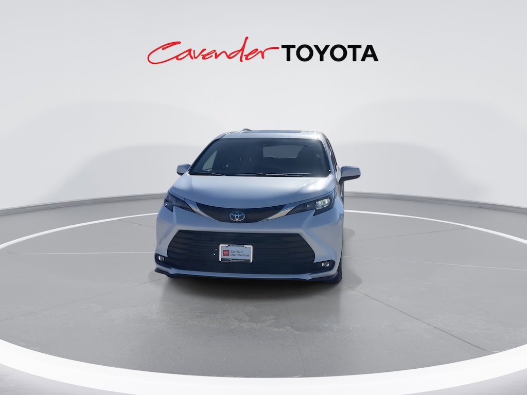 2025 Toyota Sienna XLE photo 4