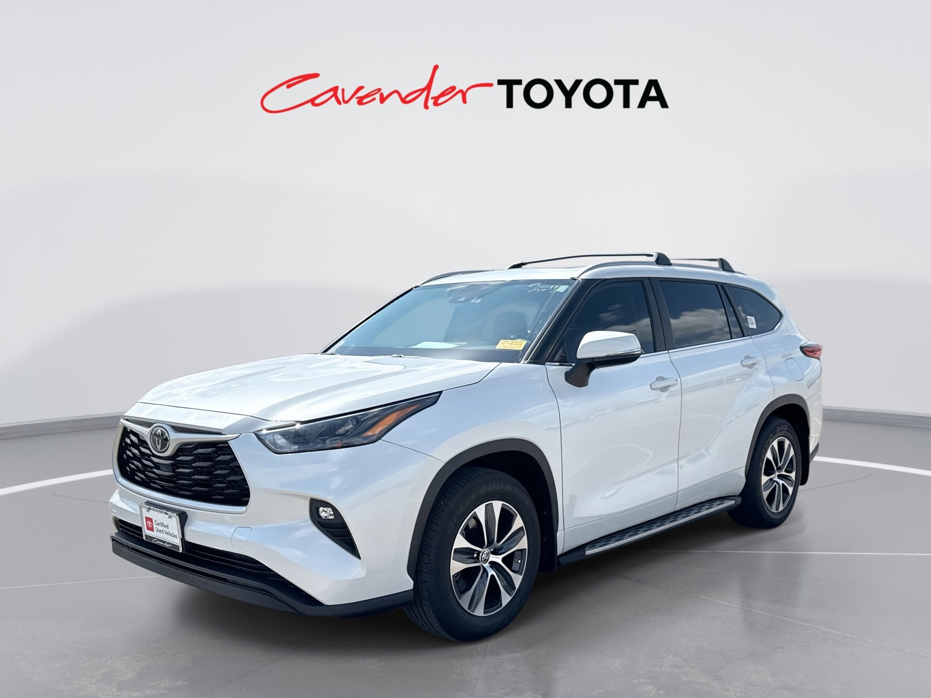 White (Wind Chill Pearl) 2023 Toyota Highlander XLE FWD SUV / Crossover Front-Wheel Drive 8-Speed Automatic