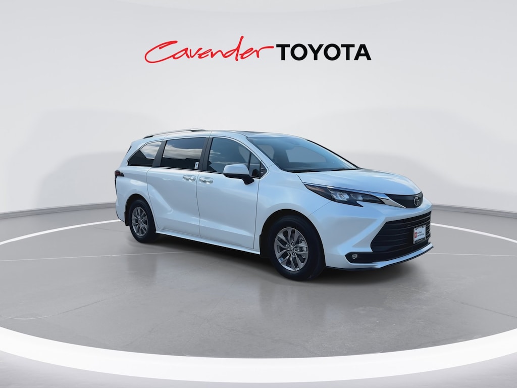 2026 Toyota Sienna XLE photo 3