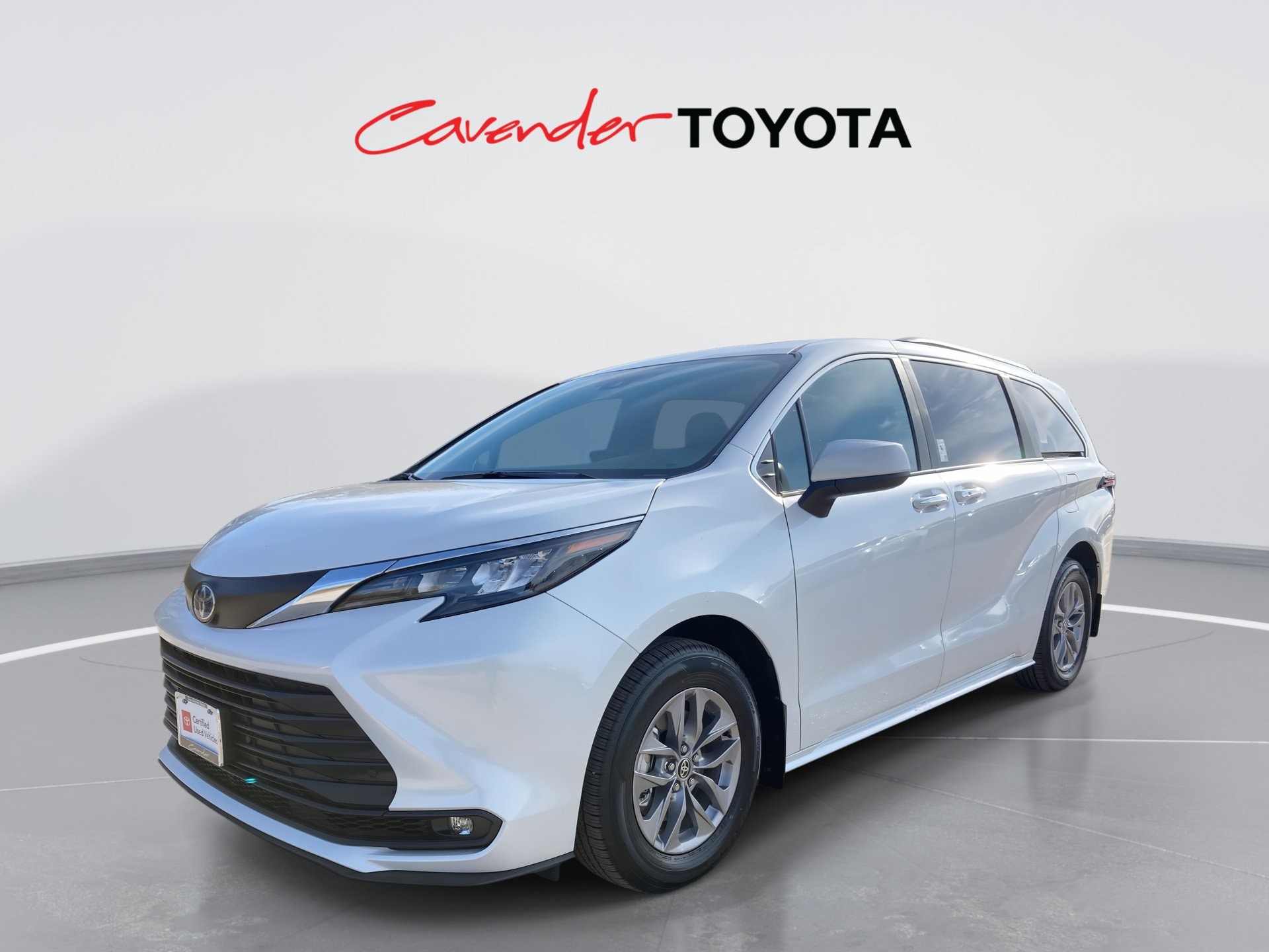 2025 Toyota Sienna XLE's photo