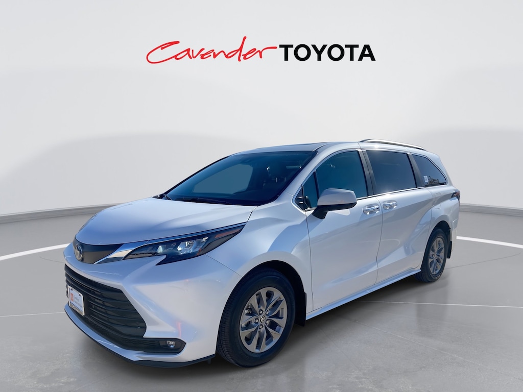 2025 Toyota Sienna XLE photo 2