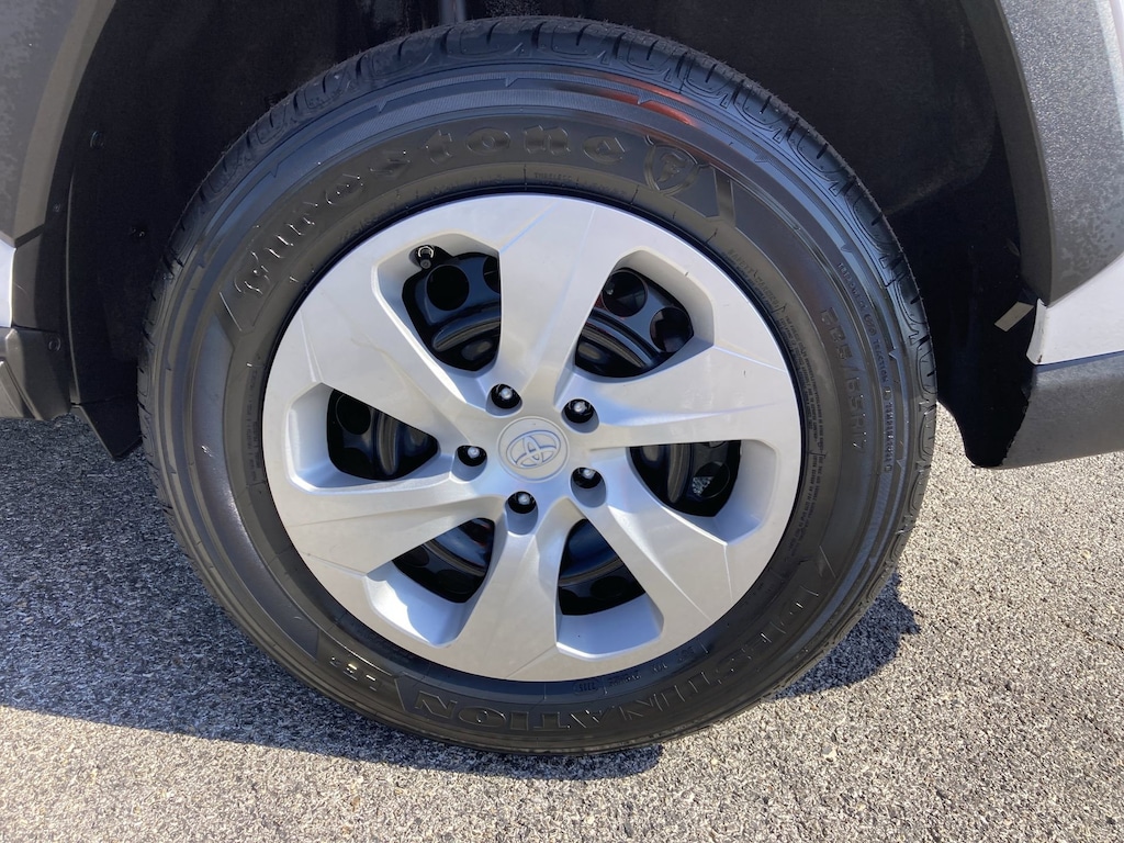 2021 Toyota RAV4 LE photo 19